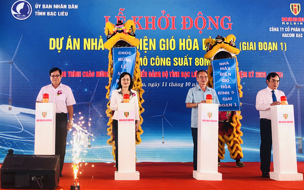 anh-cac-dai-bieu-an-nut-phat-lenh-khoi-dong-dien-gio-hoa-binh-5-giai-doan-1-16024095935291242424066